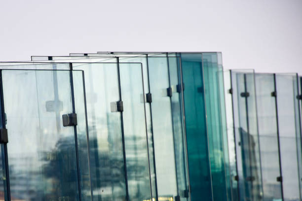 los paneles de balaustrada de barandilla de vidrio laminado templado enmarcan menos, vidrio de seguridad para edificios arquitectónicos modernos. - plástico laminado fotografías e imágenes de stock