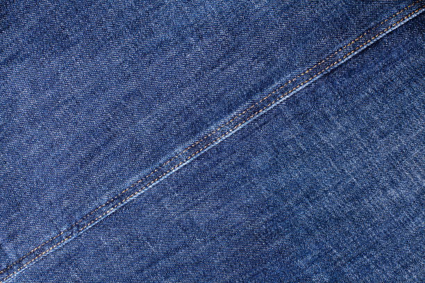 textura de jeans azules, primer plano de costura diagonal, línea de puntada de hilo, fondo textil jean, fondo de mezclilla azul oscuro, patrón de jeans, tela de jeans índigo, papel pintado de tela grunge, material, espacio de copia vacío - macro film material rough macro fotografías e imágenes de stock