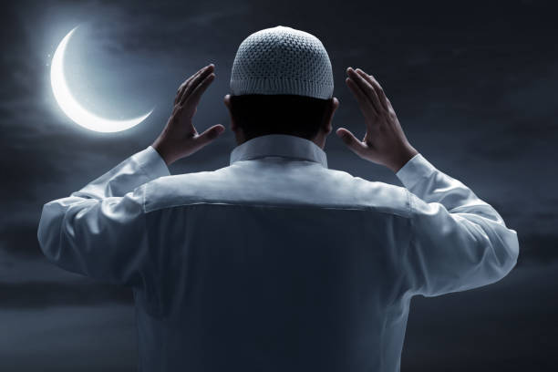 homme musulman asiatique religieux priant - evening prayer photos et images de collection