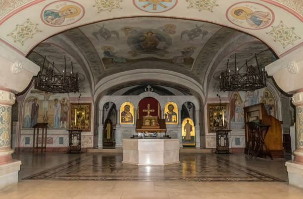 intérieur des chambres souterraines du monastère de la grotte de kiev zverinets, ukraine - church altar indoors dark photos et images de collection