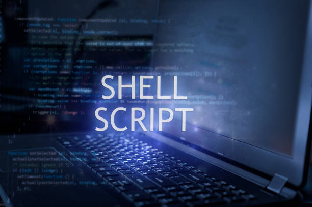 inscripción de script shell en fondo de portátil y código. concepto tecnológico. aprender lenguaje de programación. - unix fotografías e imágenes de stock