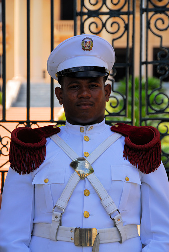 Santo Domingo, Dominican Republic: proud soldier of the presidential guard outside the National Palace - houses the offices of the Executive Branch (Presidency and Vice Presidency) of the Dominican Republic - 1er. Regimiento Dominicano Guardia Presidencial - white uniform with large epaulettes