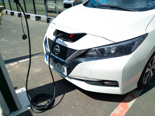 punto de carga de coches eléctricos con nissan leaf conectado en bucarest, rumania, 2021 - nissan leaf fotografías e imágenes de stock