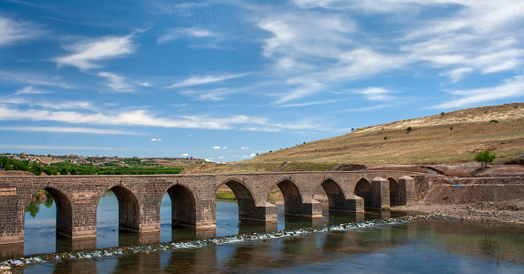 Old arched bridge known as Ongozlu Bridge, over the River Tigris, Diyarbakir, Turkey.