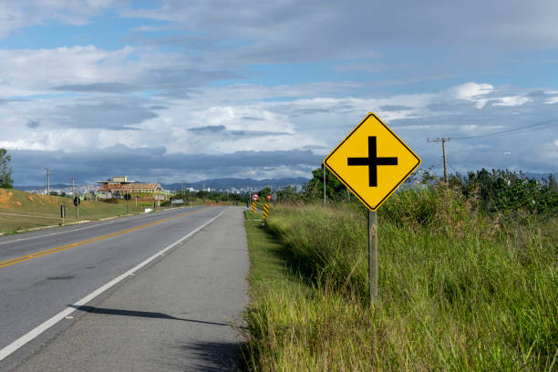placas de trânsito indicando cruzamento na rodovia. - direction arrow sign road sign escape - fotografias e filmes do acervo