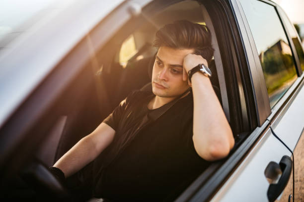 giovane annoiato in attesa in auto - driving car traffic men foto e immagini stock