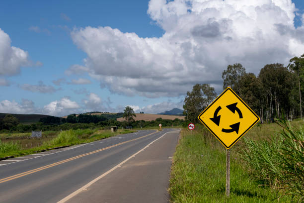 señales de tráfico que indican rotonda en la carretera. - rules of the road fotografías e imágenes de stock