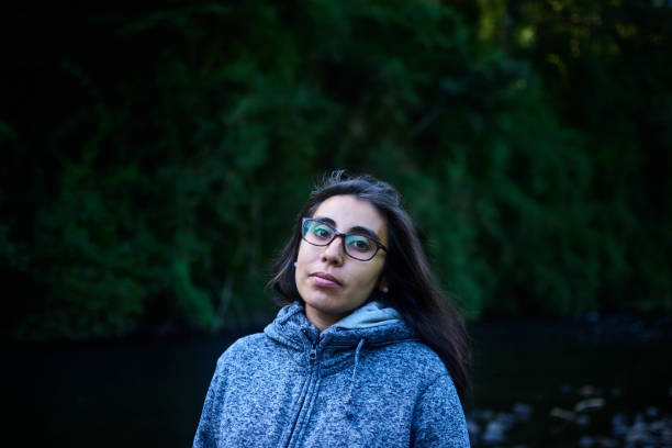 joven en el río - chilean ethnicity fotografías e imágenes de stock