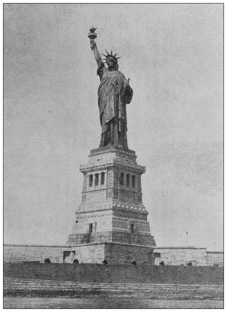 античная фотография мировых достопримечательностей (около 1894): статуя свободы - statue of liberty фотографии stock illustrations