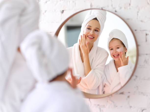 glückliche mutter und tochter genießen schönheit routine zusammen - mirror mother bathroom daughter stock-fotos und bilder