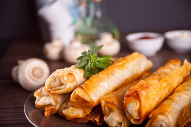 sigara burek turkish crispy fried pastry rolls filo phyllo dough - cigarette wrapping imagens e fotografias de stock
