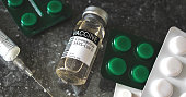 covid-19-impfstoff-durchstechflasche-auf-dem-arzttisch-im-krankenhaus-impfkonzept-hintergrund.jpg?b=1&s=170x170&k=20&c=0stfCOQpJO5zxNnLYsmH6rx22ZLZidpY_owa1bbCXXY=