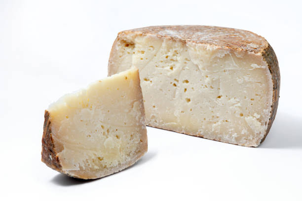 un pezzo di pecorino stagionato con ruota di formaggio in sfondo bianco - formaggio di pecora foto e immagini stock