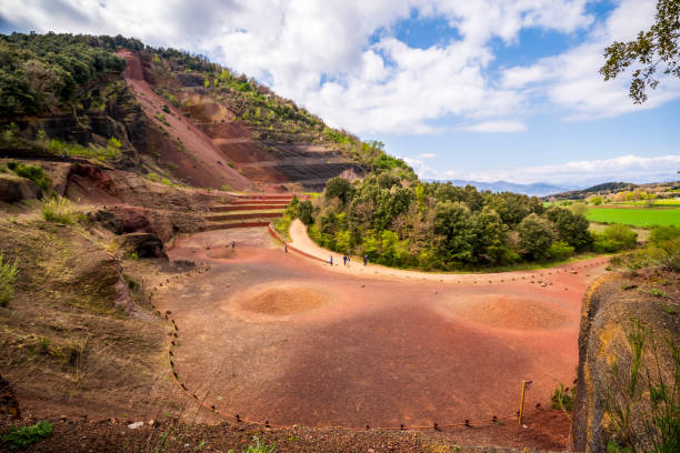 volcan croscat dans la région de la garrotxa - garrotxa photos et images de collection