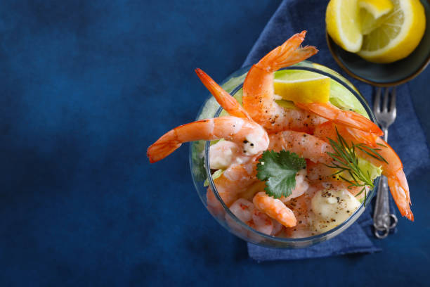 cocktail di gamberi - prepared shrimp prawn seafood salad foto e immagini stock