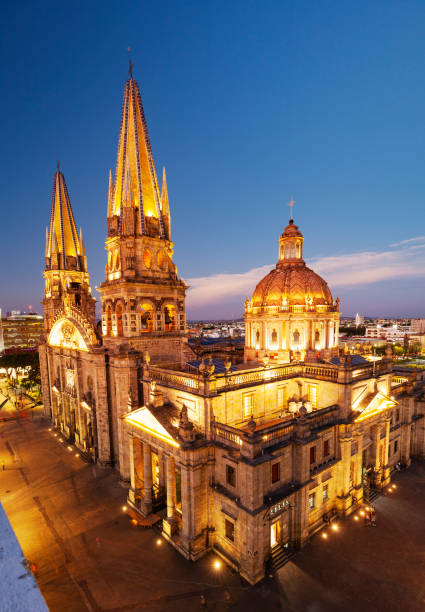ilumina catedral de guadalajara en el centro de guadalajara, jalisco, méxico - guadalajara fotografías e imágenes de stock