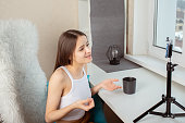 blogger-teenager-in-ihrem-zimmer-vor-einer-smartphone-kamera-aufzeichnen-einen-blog-spricht.jpg?b=1&s=170x170&k=20&c=DAOz0yNH80rfBTstz5Q-5vw7z0YLkTF9SugxoKxgA0U=