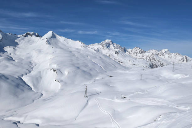 зимний пейзаж горнолыжного курорта la thuile в альпах - mont blanc ski slope european alps mountain range стоковые фото и изображения