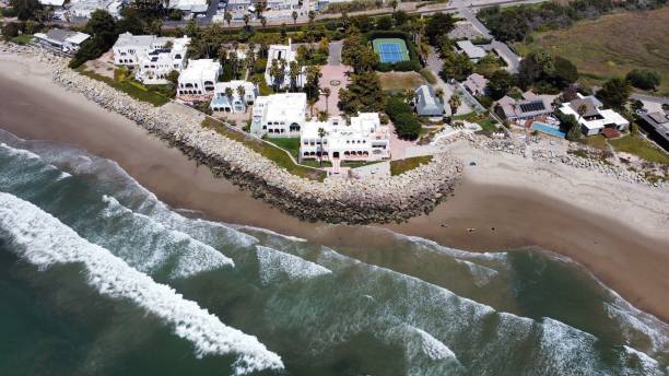 istock Mansion Overlooking Pacific Ocean Central California 1313698917
