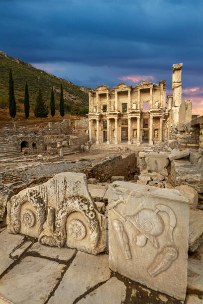 resti della città romana di efeso, turchia - celsius library foto e immagini stock