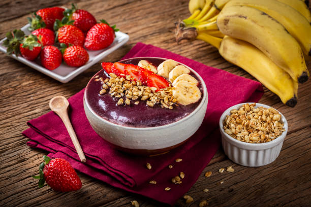 açaí com morango e banana. açaí brasileiro. - açaí - fotografias e filmes do acervo