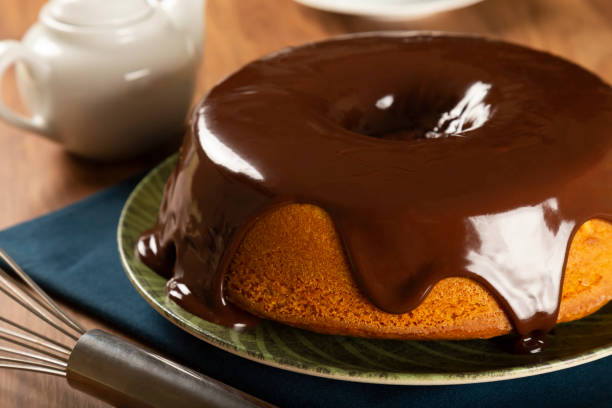 torta di carote con glassa al cioccolato. torta brasiliana. - cake carrot carrot cake dessert foto e immagini stock