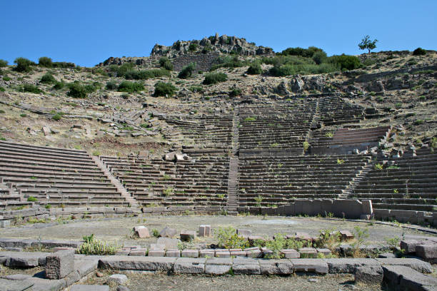teatro antigo nas ruínas de assos na turquia, - assos - fotografias e filmes do acervo