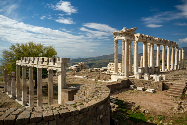 vestiges de la ville romaine de pergamon, turquie - bergama photos et images de collection