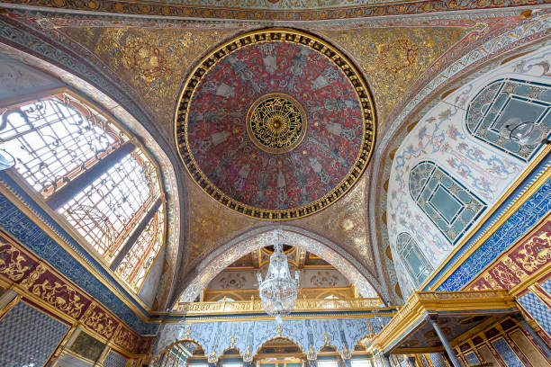 topkapi-palast in istanbul, türkei - domestic room palace chandelier nobility stock-fotos und bilder