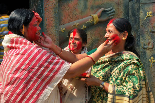 sindur khela during durga pujo kolkata west bengal india - west indian culture imagens e fotografias de stock