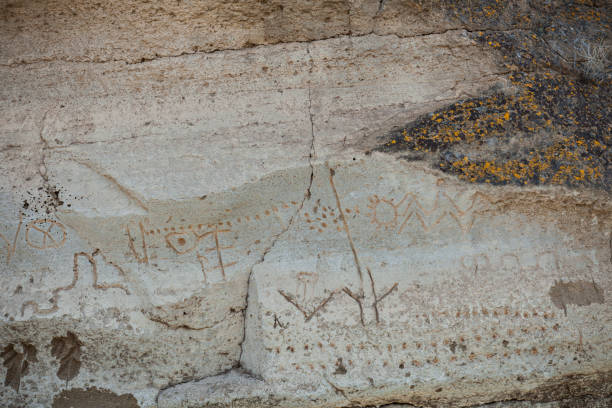 petroglyph point al lava beds national monument in california, stati uniti - lava beds national monument foto e immagini stock