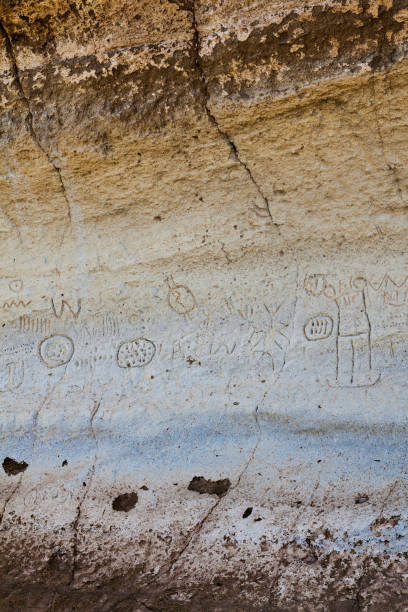 petroglyph point w: lava beds national monument in california, united states - lava beds national monument zdjęcia i obrazy z banku zdjęć