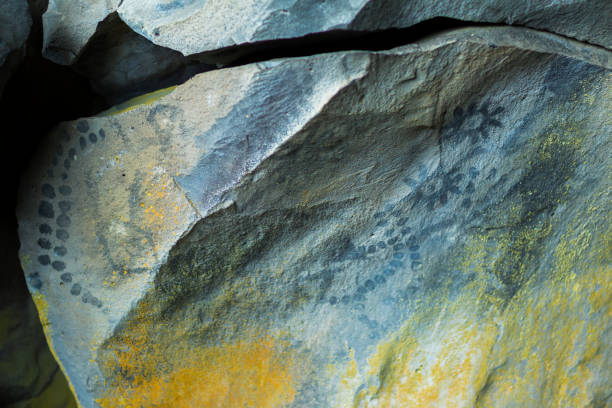 petroglifi nella grotta di symbol bridge al lava beds national monument in california, stati uniti - lava beds national monument foto e immagini stock