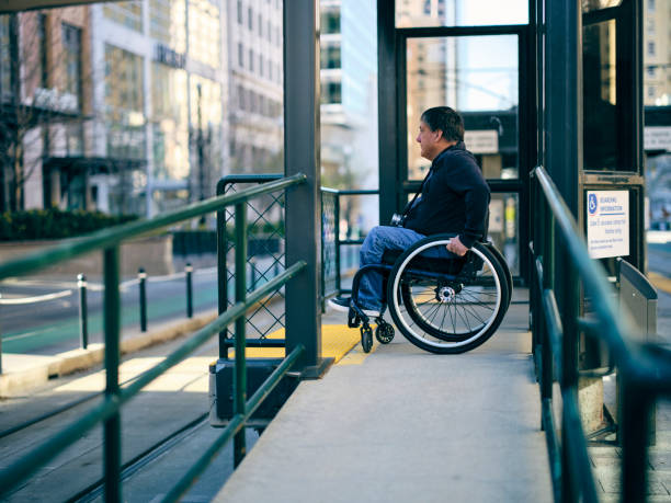 輪椅斜坡上的殘疾人 - 輪椅坡道 個照片及圖片檔