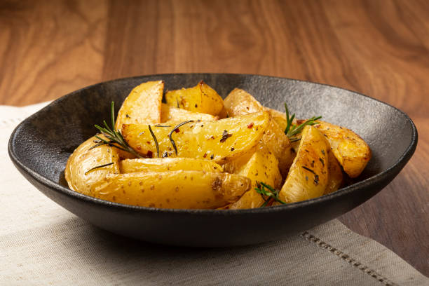 접시에 로즈마리를 곁들인 구운 감자. - prepared potato oven roasted potatoes roasted 뉴스 사진 이미지
