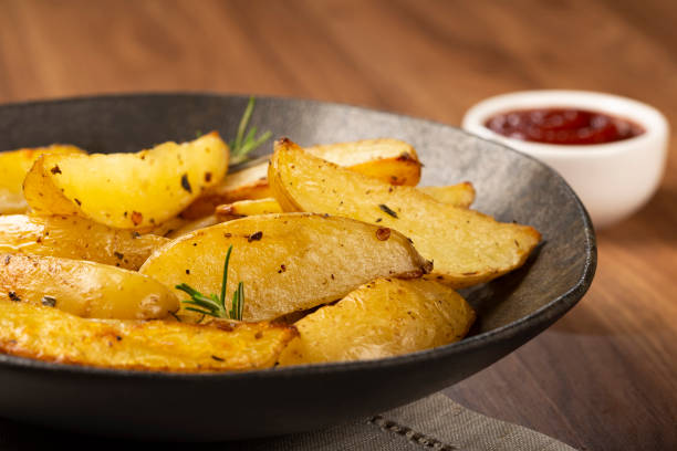 접시에 로즈마리를 곁들인 구운 감자. - prepared potato oven roasted potatoes roasted 뉴스 사진 이미지