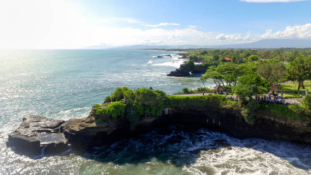 templo tanah lot com grandes ondas oceânicas acidente - tanah lot close up bali indonesia - fotografias e filmes do acervo