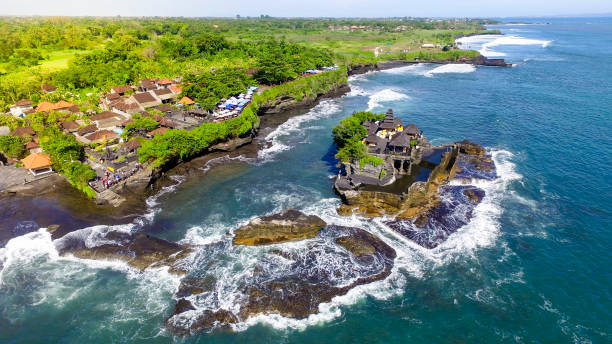 świątynia tanah lot z dużymi falami oceanu - tanah lot close up bali indonesia zdjęcia i obrazy z banku zdjęć