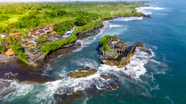 świątynia tanah lot z dużymi falami oceanu - tanah lot close up bali indonesia zdjęcia i obrazy z banku zdjęć