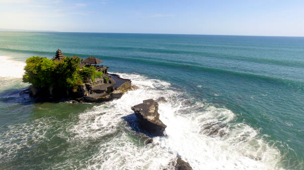 świątynia tanah lot z dużymi falami oceanu - tanah lot close up bali indonesia zdjęcia i obrazy z banku zdjęć