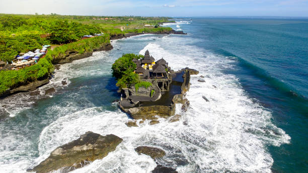 templo tanah lot com grandes ondas oceânicas acidente - tanah lot close up bali indonesia - fotografias e filmes do acervo