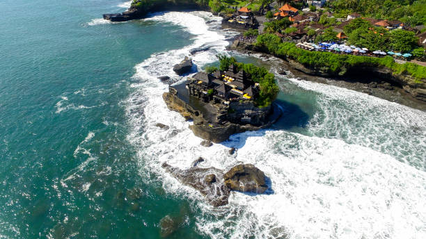 świątynia tanah lot z dużymi falami oceanu - tanah lot close up bali indonesia zdjęcia i obrazy z banku zdjęć