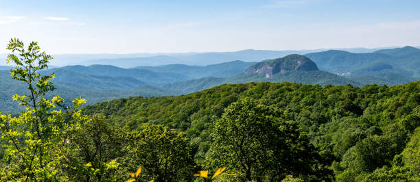 アパラチア山のブルーリッジパークウェイに沿って見たガラスの岩 - looking glass rock ストックフォトと画像