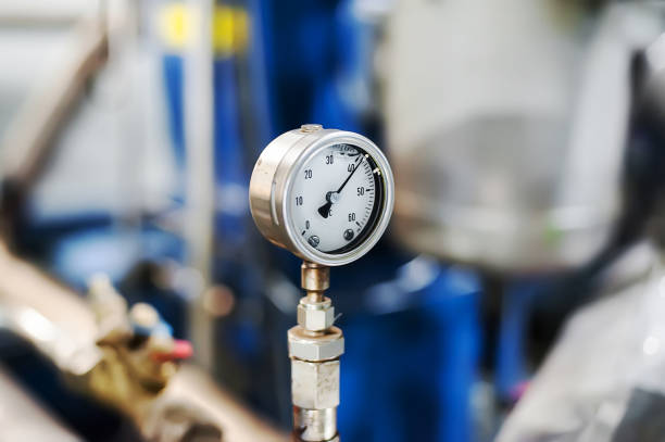 medidor de presión en la tubería, medición de la presión del agua.pipe y válvulas en el fondo - water valve oil gas fotografías e imágenes de stock