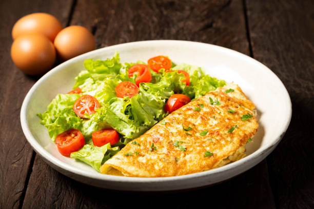 omelette au fromage, laitue et salade de tomates. - morning tomato lettuce vegetable photos et images de collection