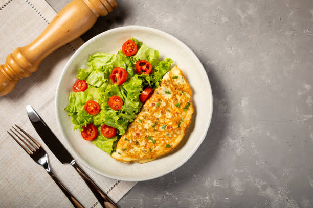 frittata con formaggio e lattuga e insalata di pomodoro. - morning tomato lettuce vegetable foto e immagini stock