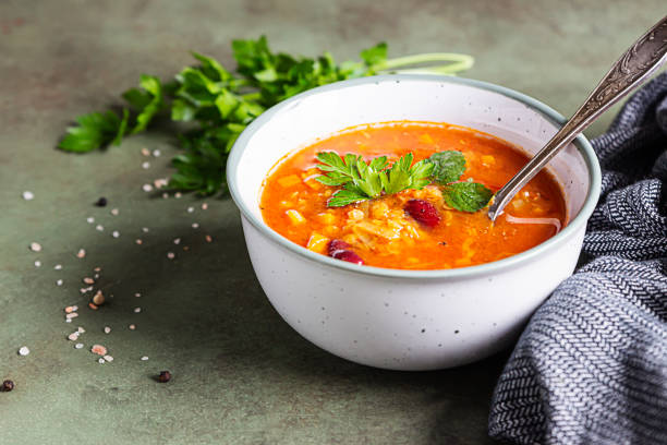수제 두꺼운 렌즈콩과 붉은 콩 수프에 채소를 허브로 장식합니다. 적합하고 건강한, 채식주의 자 및 비건 식사. - lentil dinner holiday mediterranean cuisine 뉴스 사진 이미지