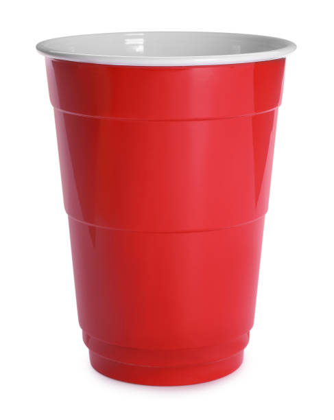 новый красный пластиковый стаканчик на белом фоне - disposable cup red beer plastic стоковые фото и изображения