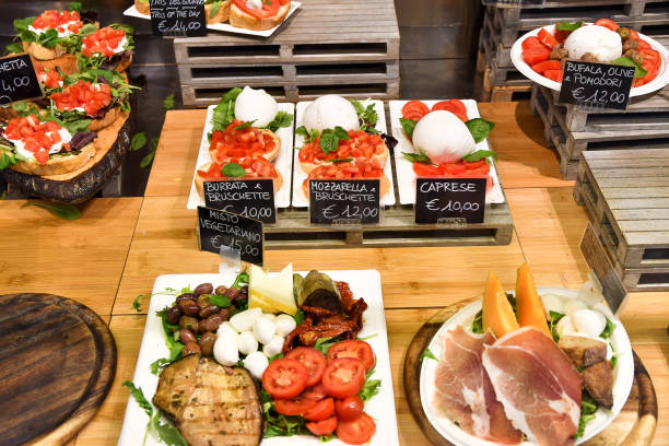 イタリアのブルスケッタ、オリーブ、生ハム、サラミ、バジルのチーズモッツァレラチーズ - mozzarella tomato sandwich picnic ストックフォトと画像