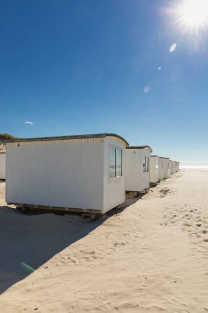 cabañas de playa en løkken, jutlandia, costa del mar del norte de dinamarca - løkken fotografías e imágenes de stock